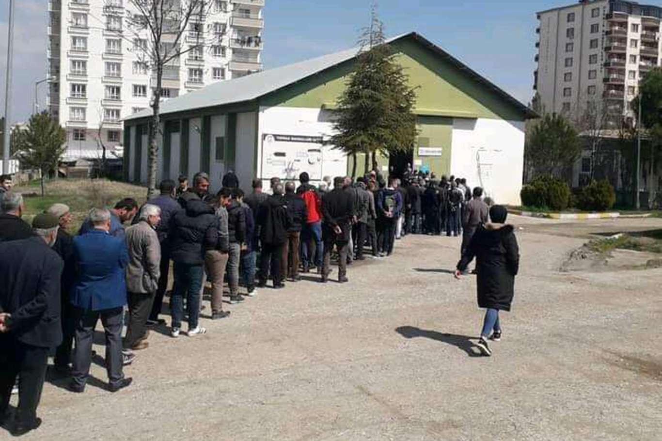 Kurtalan TMO önünde 'ucuz yağ' kuyruğu Kurtalan TMO önünde 'ucuz yağ' kuyruğu